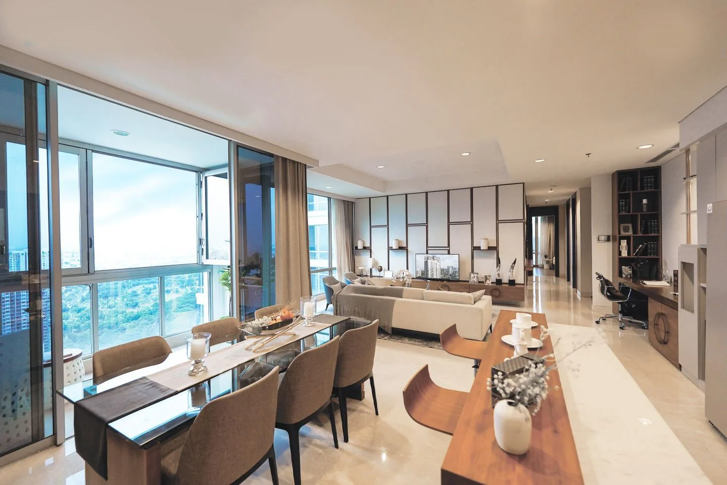 Wide shot living room The Elements Kuningan folding window dengan panoramic skyline